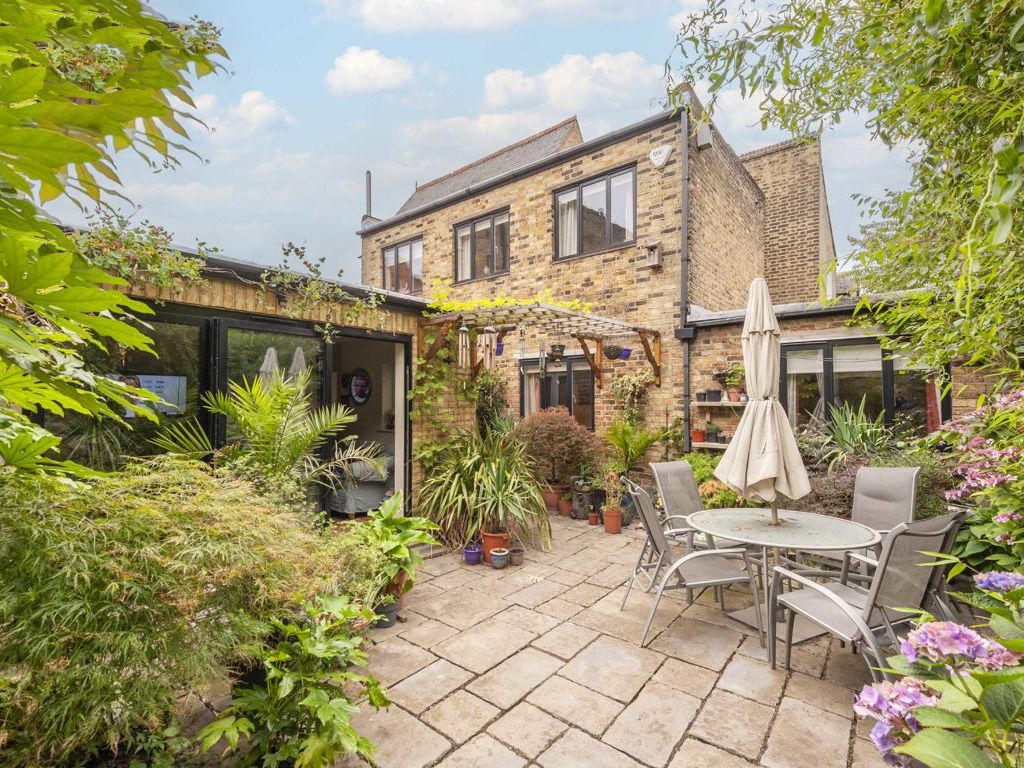 2 bed property to rent in Leopold Road, London SW19, £3,495 pcm Zoopla