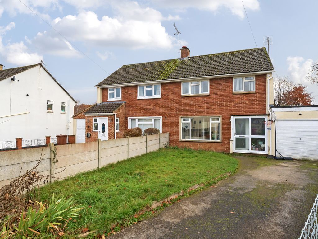 4 bed semidetached house for sale in Castlefields Drive, Charlton