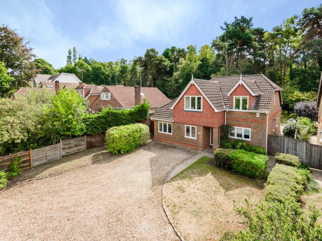 5 bed detached house for sale in Finchampstead, Wokingham RG40 - Zoopla