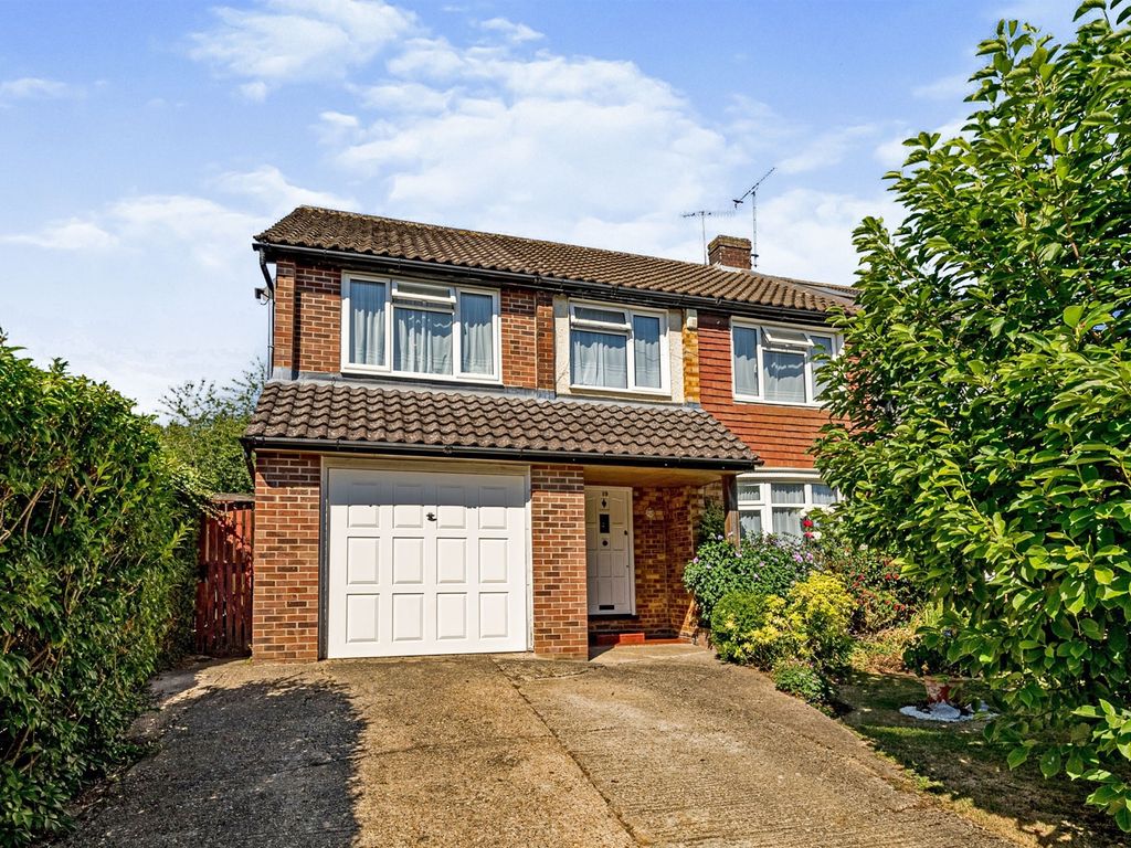 4 bed semidetached house for sale in Mount Close, High HP12