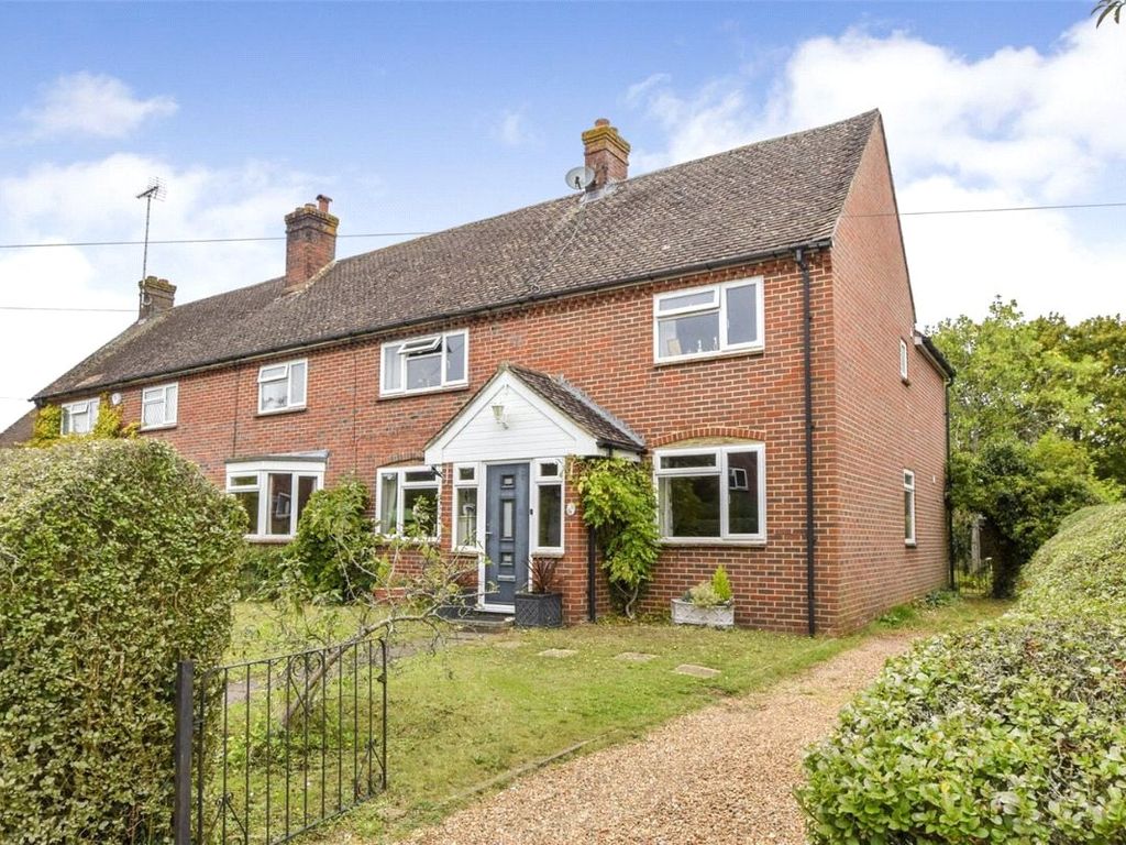 5 bed semidetached house for sale in Kingsley Road, Eversley, Hook