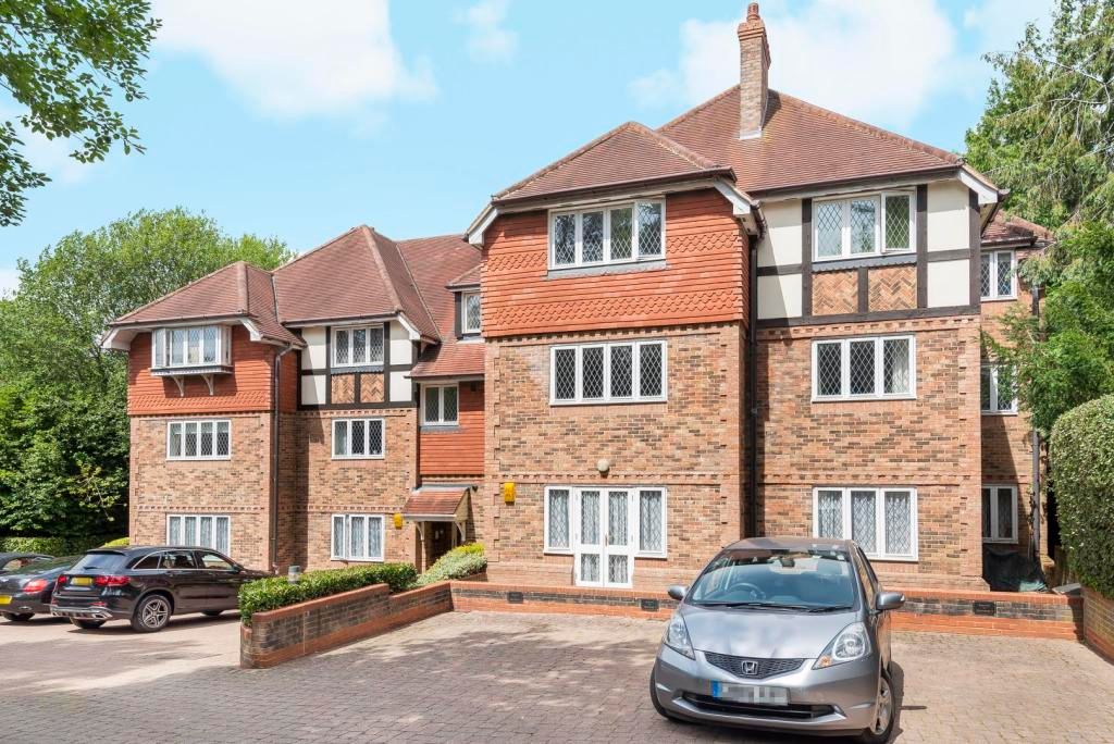 2 bed flat to rent in The Manor House, Eastbury Avenue, Northwood