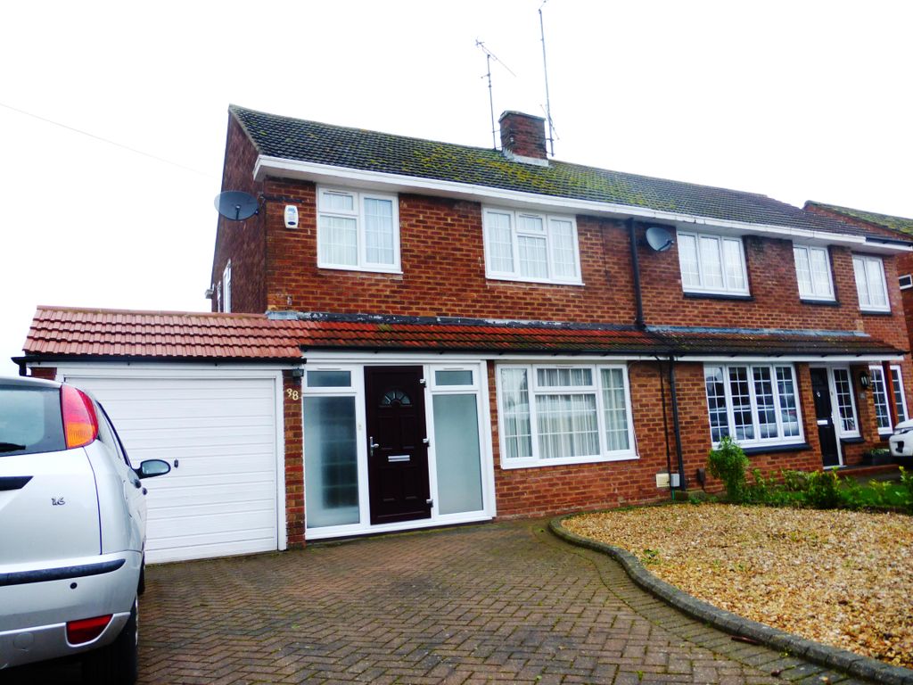 3 bed semidetached house to rent in Hadrian Avenue, Dunstable LU5, £