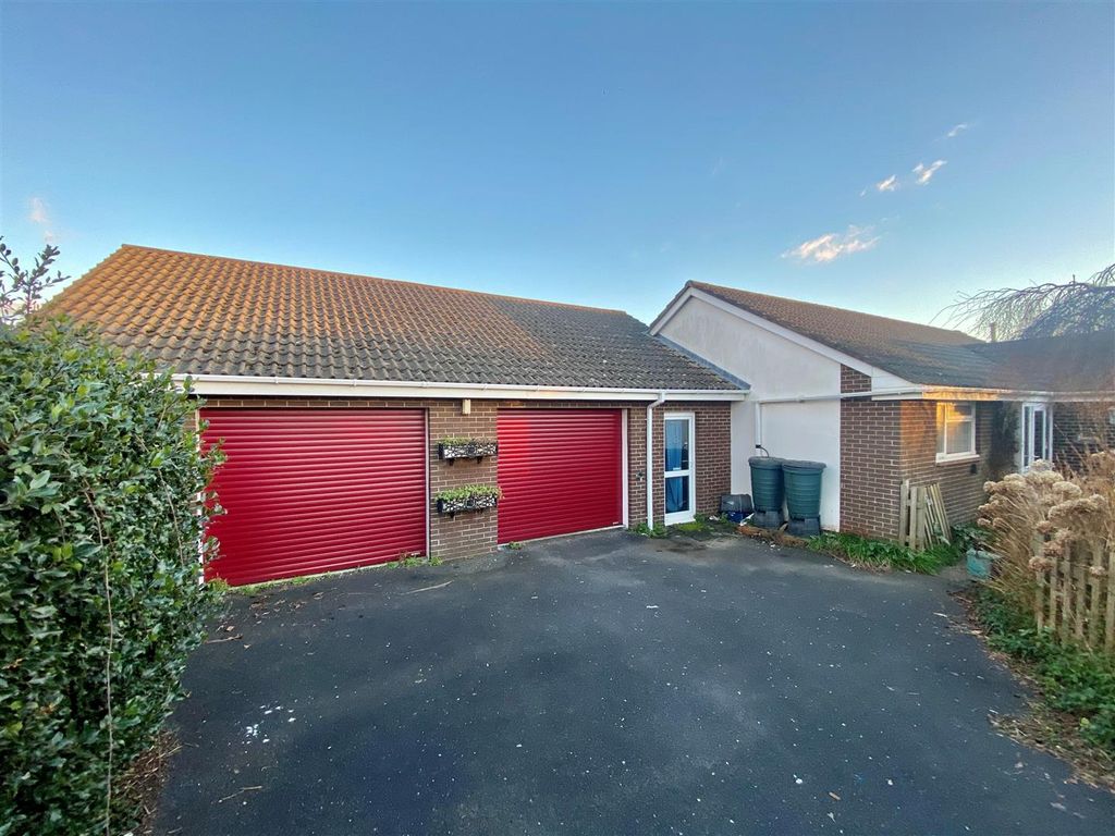 3 bed detached bungalow for sale in The Fairway, Braunton EX33, £