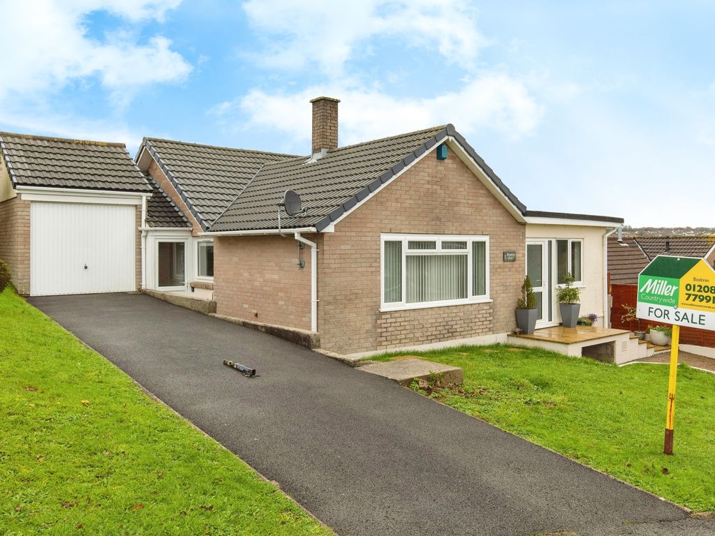 3 bed bungalow for sale in Bosvenna View, Bodmin, Cornwall PL31, £