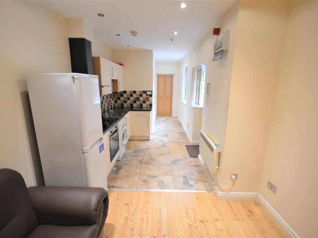Studio to rent in Narborough Road, Leicester LE3, £650 pcm Zoopla