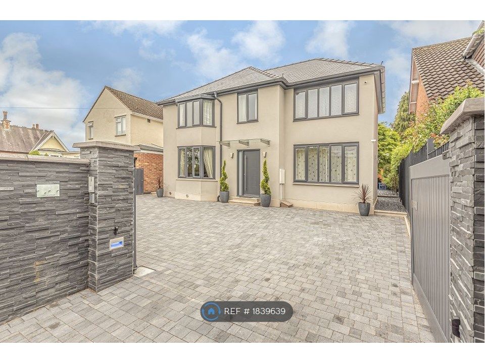 4 bed detached house to rent in Vineyard Road, Hereford HR1, £2,800 pcm