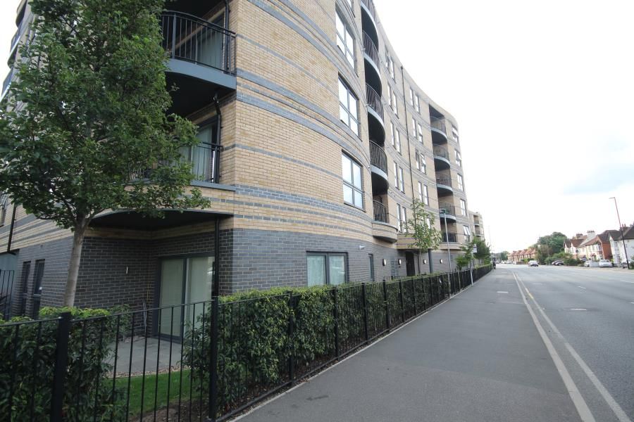 2 bed flat to rent in Windsor Road, Slough SL1, £1,600 pcm Zoopla