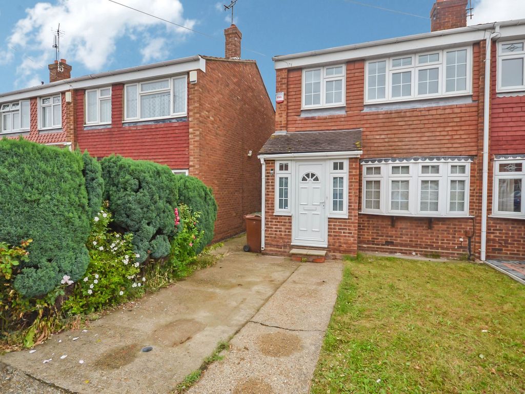 3 bed terraced house to rent in Silverdale East, StanfordLeHope SS17