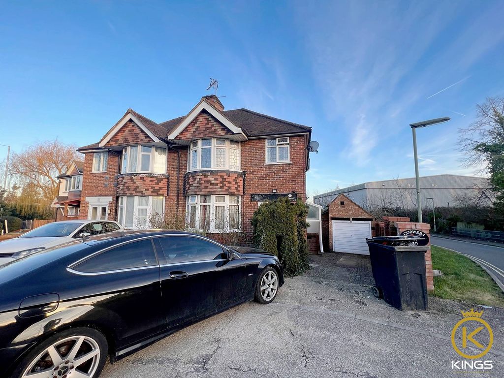 5 bed semidetached house to rent in Ash Grove, Guildford, Surrey GU2