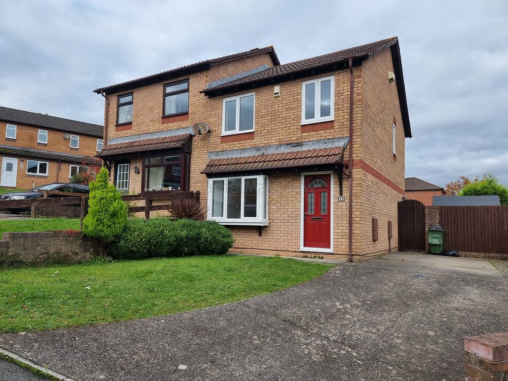 3 bed semidetached house for sale in Sgubor Goch, Llanharry, Pontyclun
