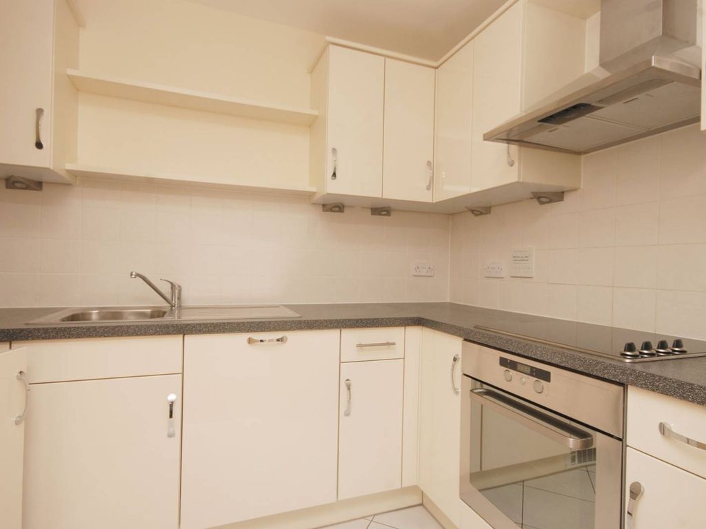 2 bed flat to rent in Station Approach, Woking GU22 Zoopla