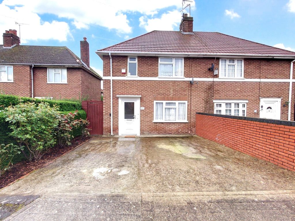3 bed semidetached house for sale in Birchway, Hayes, Greater London