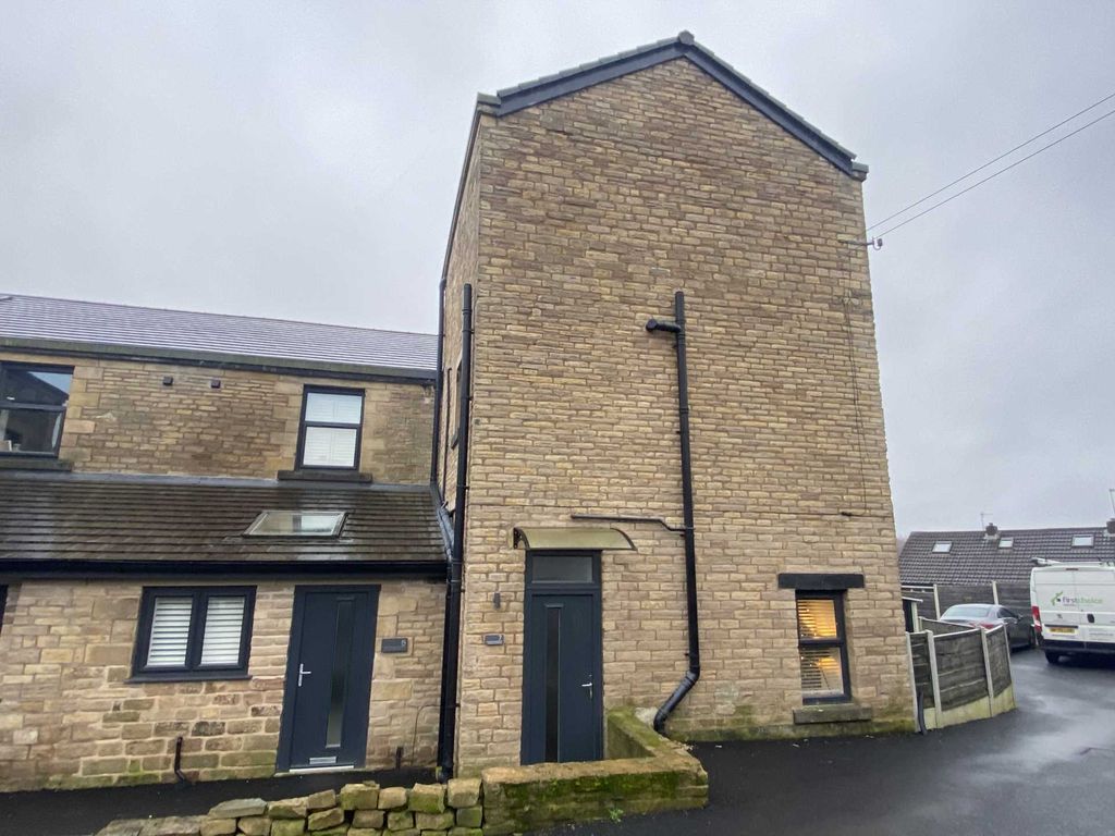 4 bed town house for sale in Woodend Mews, Atherton Street, Springhead