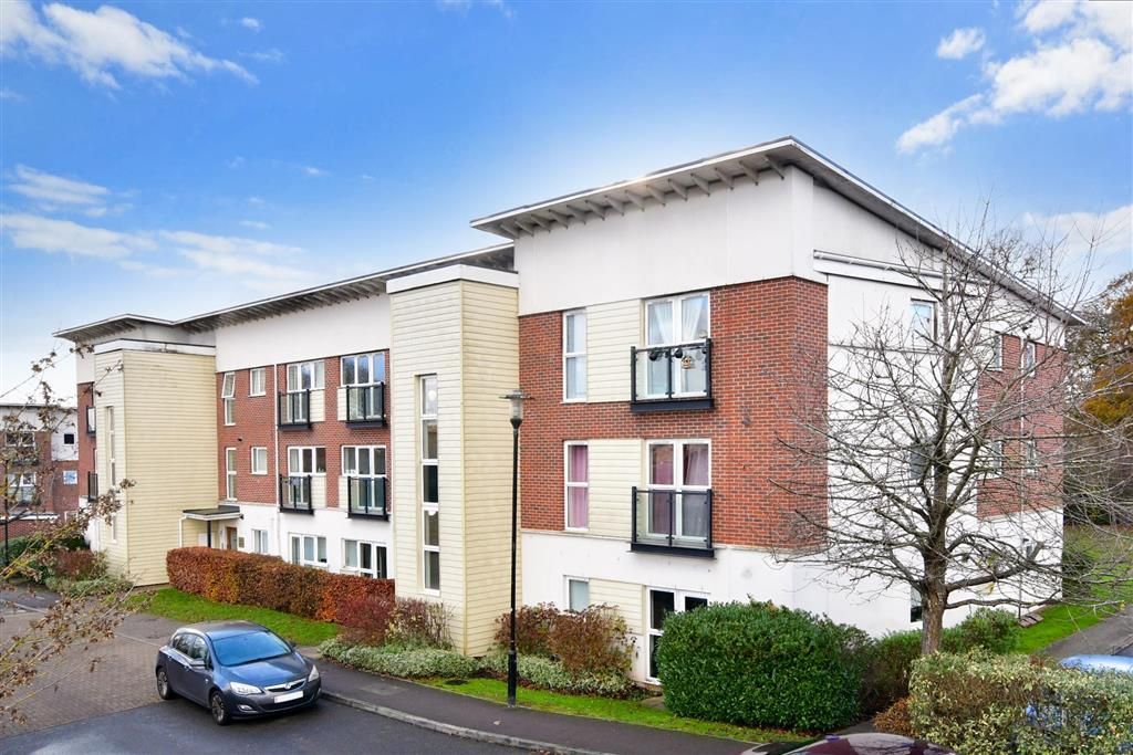2 bed flat for sale in Park View Road, Leatherhead, Surrey KT22, £