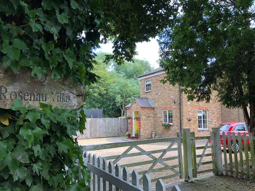 4 bed semidetached house for sale in Aldenham Road, Elstree