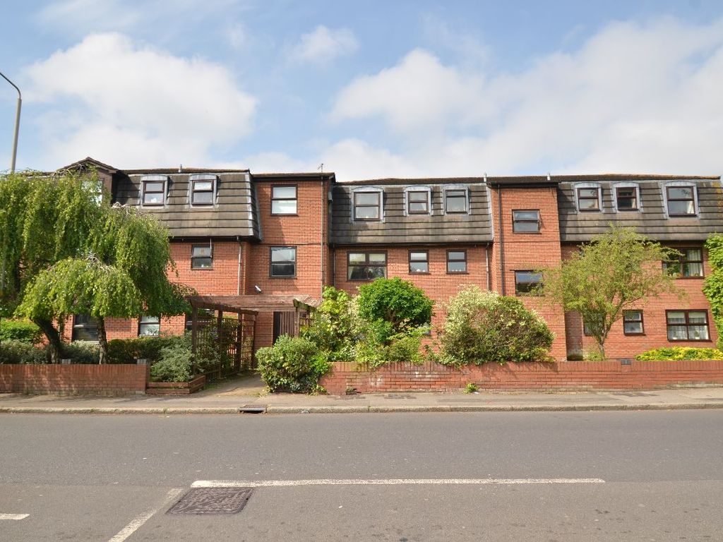 1 bed flat to rent in Diamond Court, Park Lane, Hornchurch RM11, £1,350