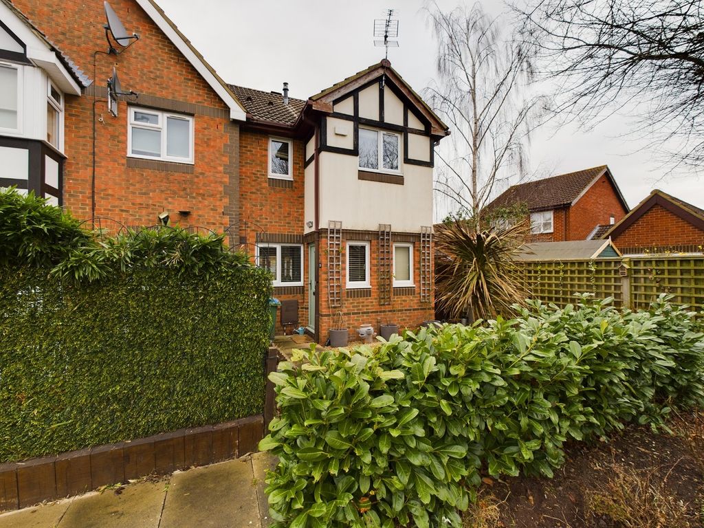 2 bed end terrace house for sale in Curlew, Watermead, Aylesbury HP19