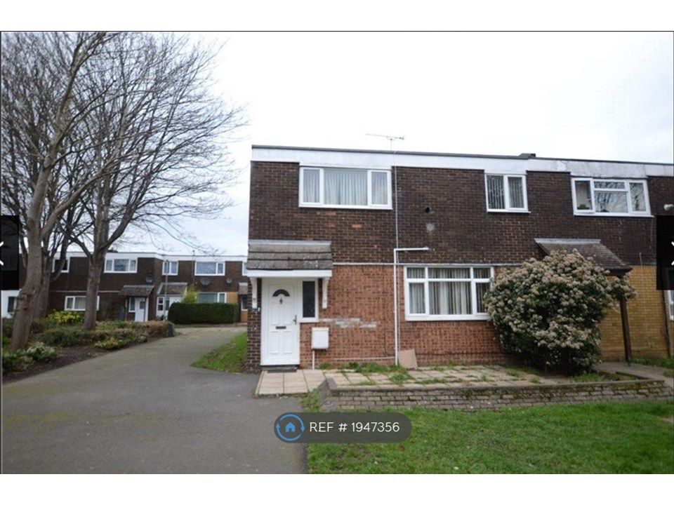 4 bed end terrace house to rent in Ballantyne Road, Farnborough GU14, £