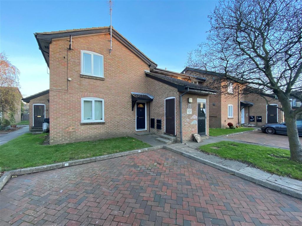 1 bed flat to rent in Windsor Park Road, Harlington, Middlesex UB3, £