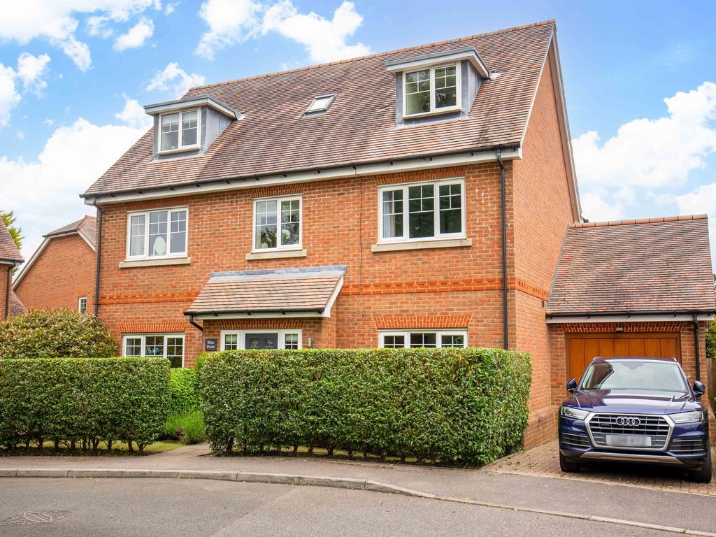 5 bed detached house for sale in Beacon Rise, East Grinstead RH19, £