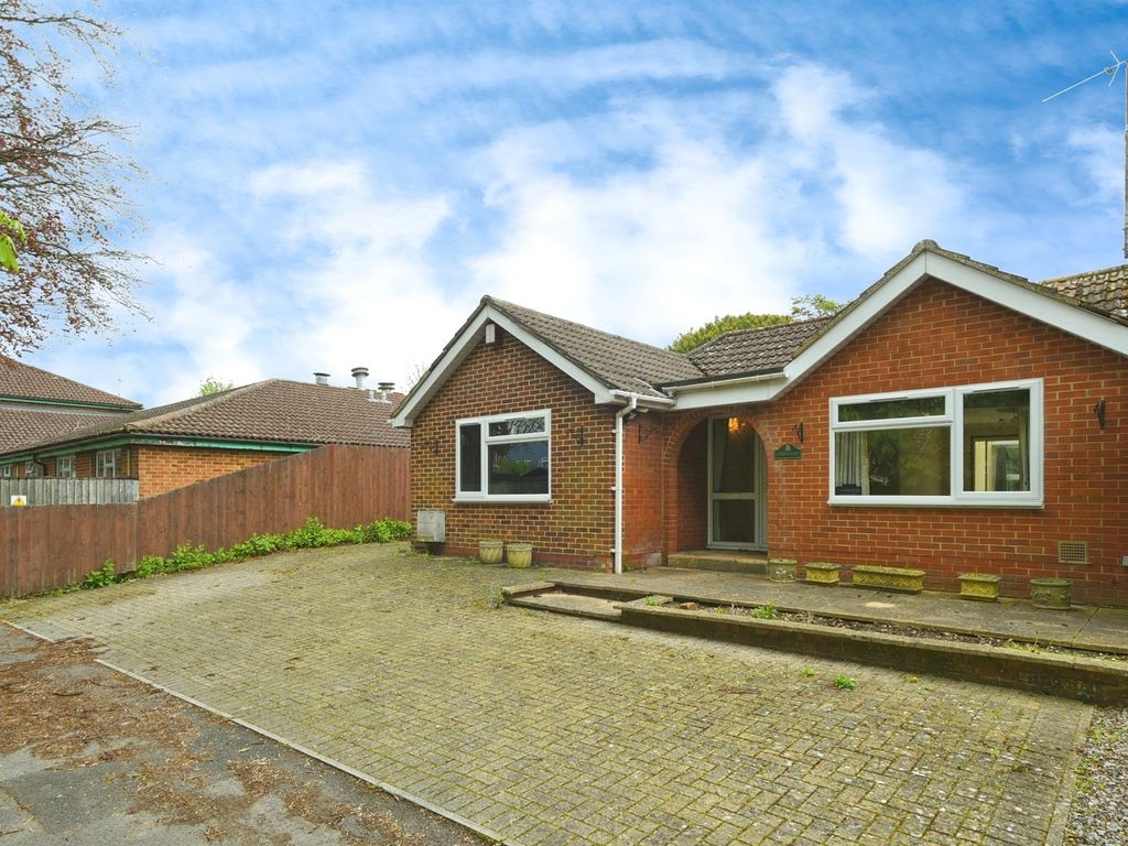 3 bed semidetached bungalow for sale in Swindon Road, Stratton St. Margaret, Swindon SN3, £