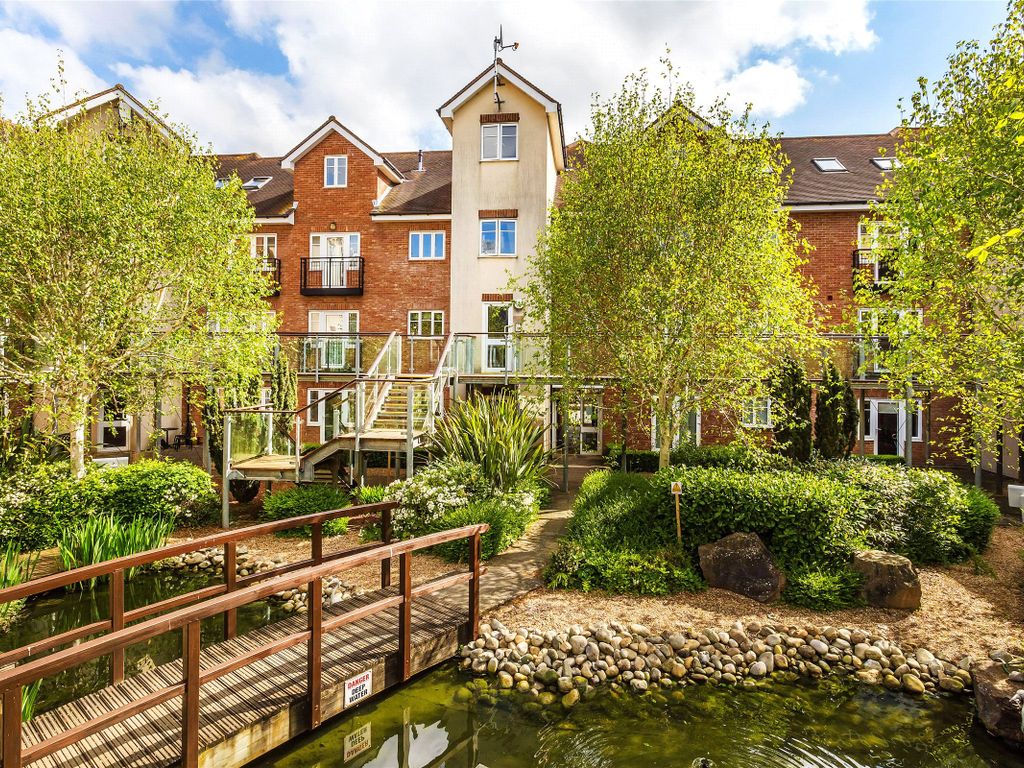 2 bed flat for sale in The Quadrangle, Lumley Road, Horley, Surrey RH6