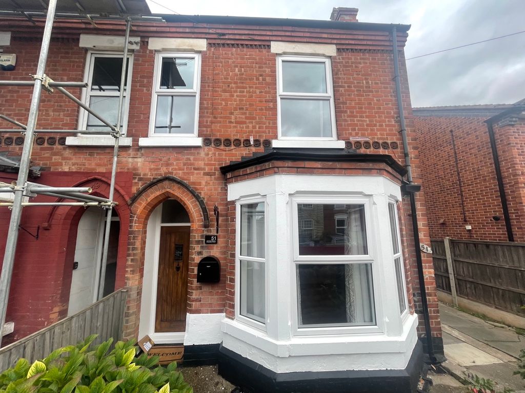 4 bed semidetached house to rent in Chandos Street, Netherfield