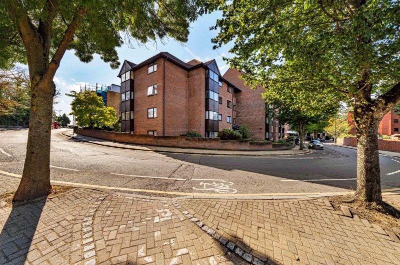 2 bed property for sale in Whytecliffe Road South, Purley CR8, £135,000
