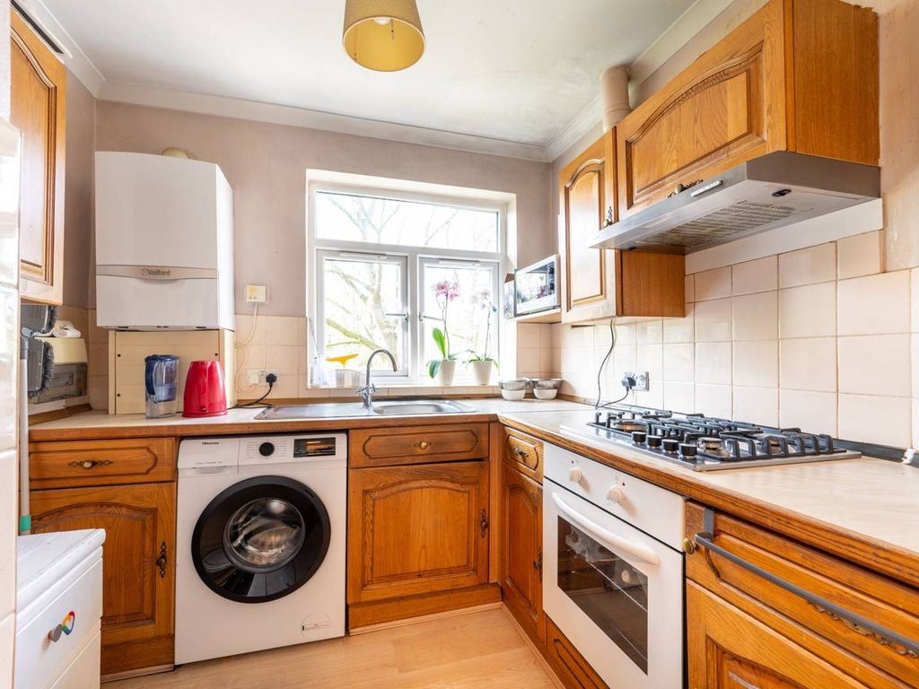 2 bed for sale in Fernwood Avenue, Wembley HA0, £450,000