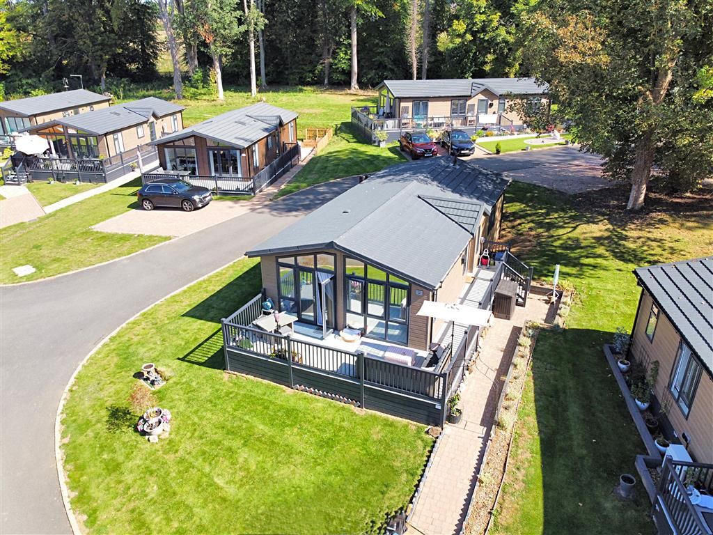 2 bed mobile/park home for sale in Barton Road, Kettering NN15, £