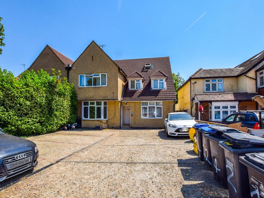 2 bed flat for sale in Brighton Road, Coulsdon CR5, £270,000 Zoopla