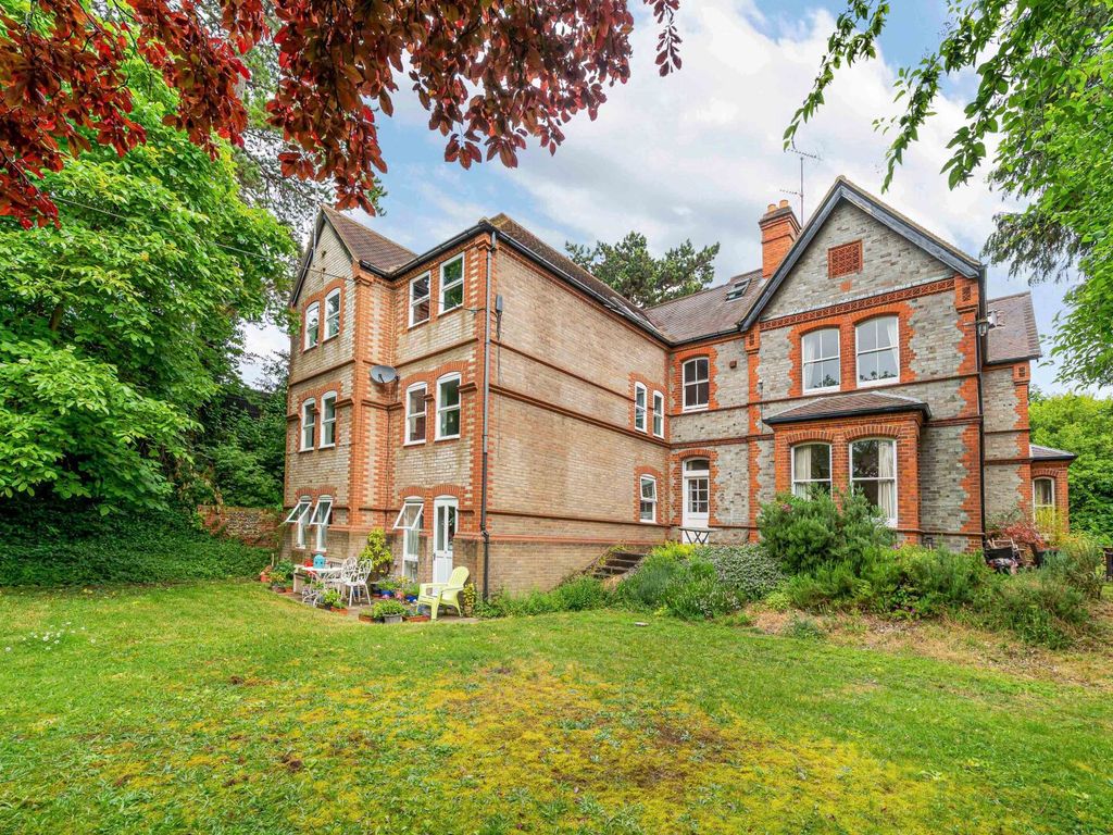 2 bed flat for sale in The Warren, Caversham, Reading, Reading