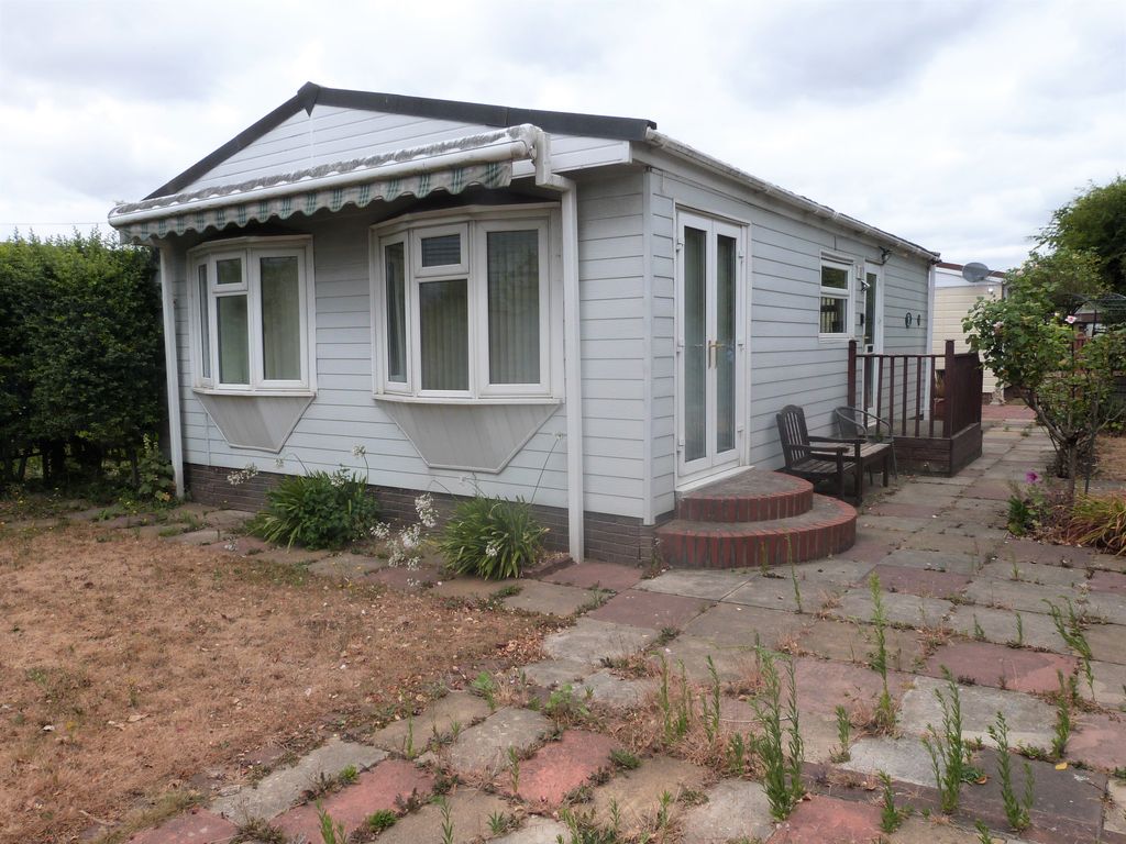 2 bed mobile/park home for sale in Longcroft Drive, Waltham Cross EN8 Zoopla
