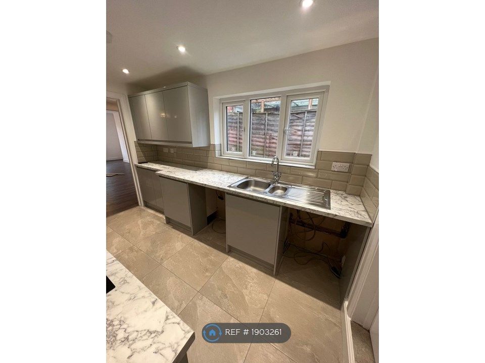 3 bed terraced house to rent in Queen Street, Irthlingborough