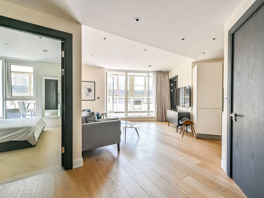 2 bed flat to rent in Queenstown Road, Battersea Park, London SW11, £