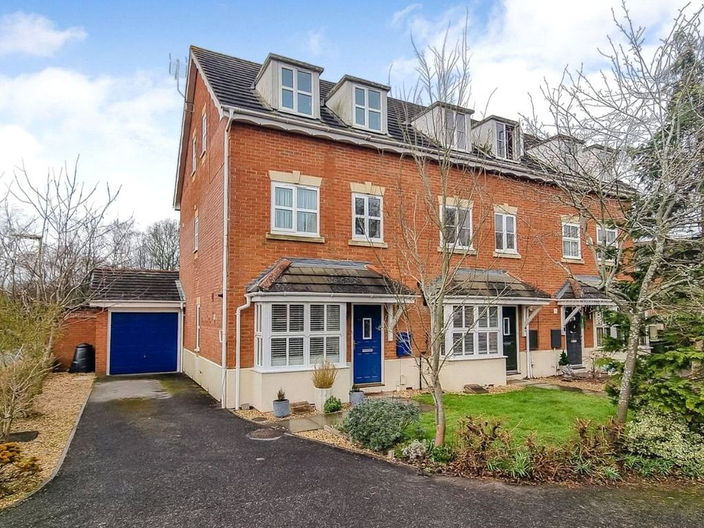 4 bed end terrace house for sale in Shackleton Close, Ash Vale, Guildford, Surrey GU12, £450,000