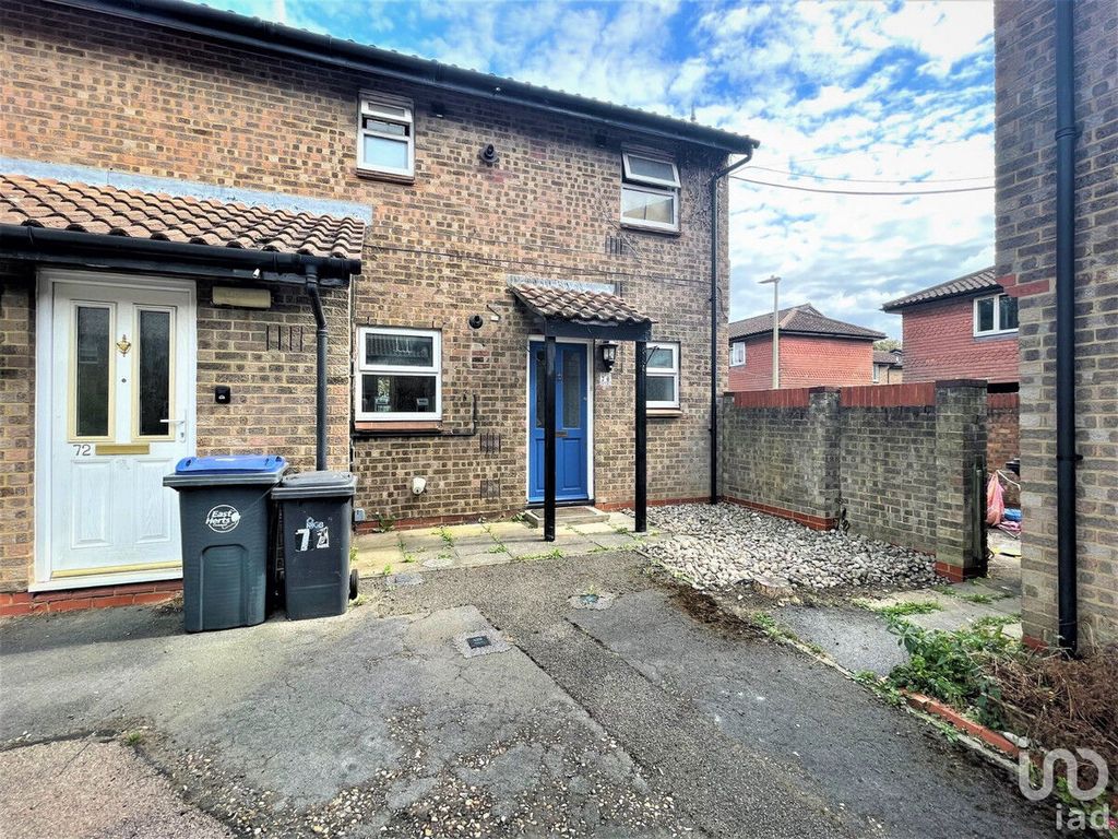 1 bed for sale in Dimsdale Crescent, Stortford Herts