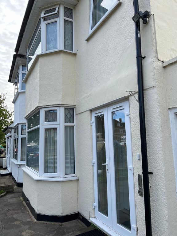 4 bed semidetached house to rent in Mollison Way, Edgware, Greater