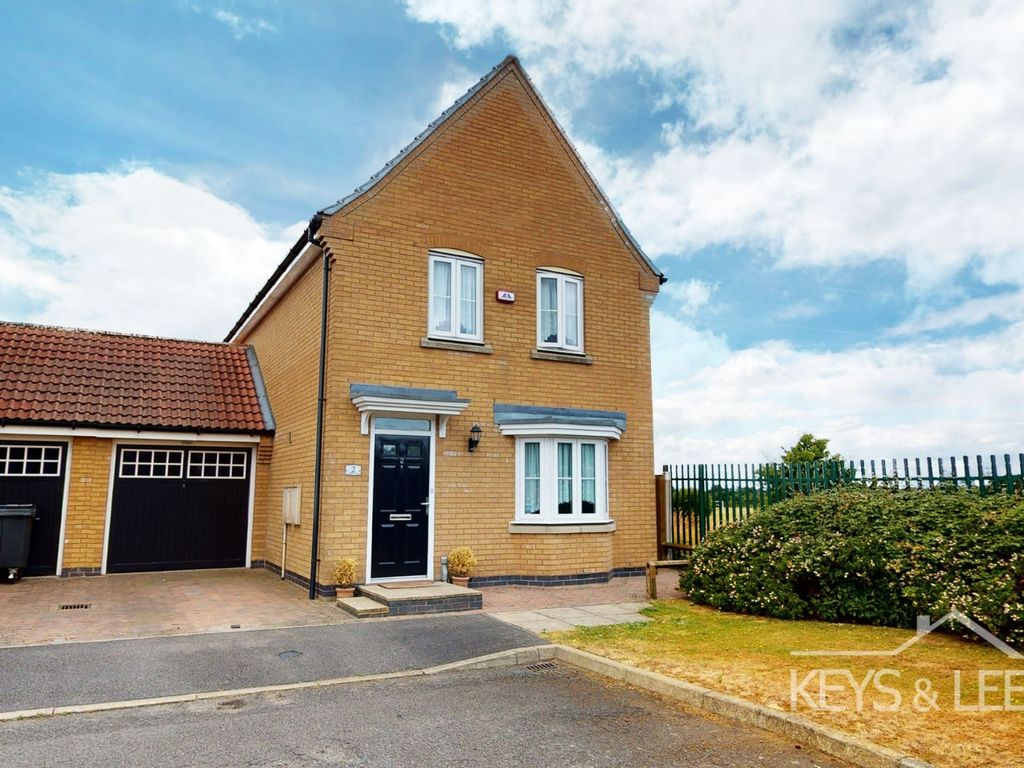 3 bed detached house for sale in Litten Close, Collier Row, Romford RM5