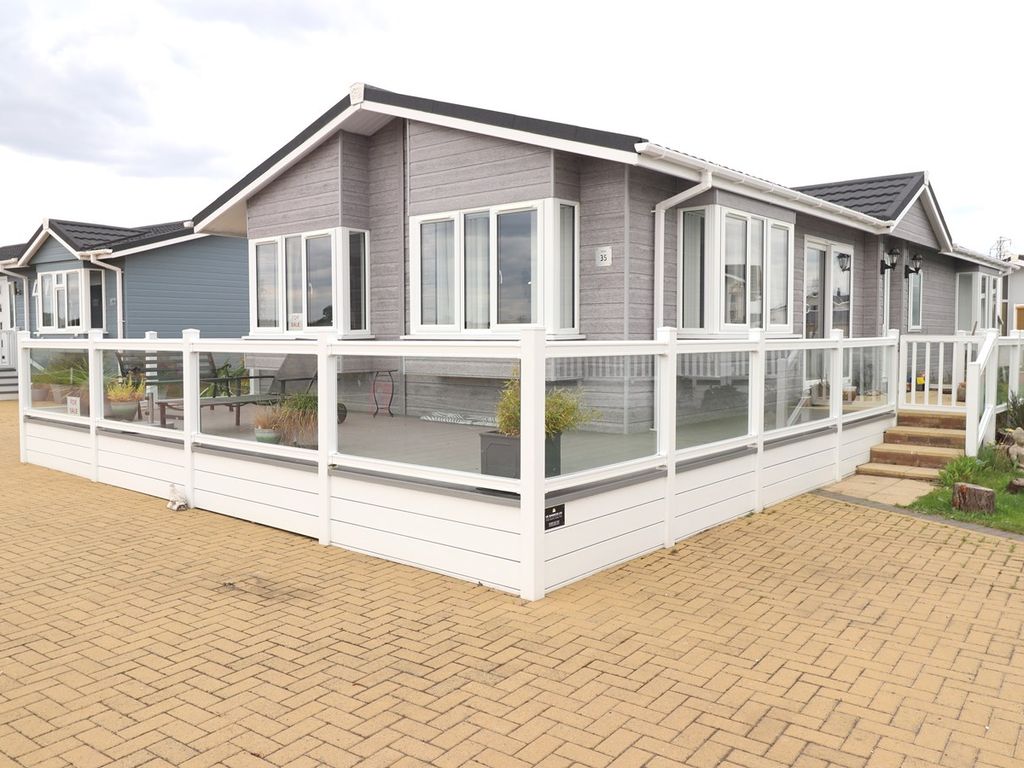 2 bed mobile/park home for sale in The Oaks, Battlesbridge, Wickford