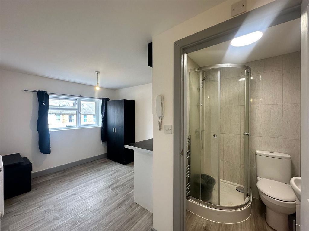 Room to rent in Albert Road, Yiewsley, West Drayton UB7, £850 pcm Zoopla