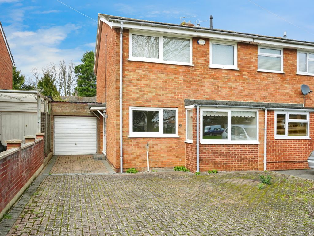 3 bed semidetached house for sale in Burwell Drive, Witney OX28, £