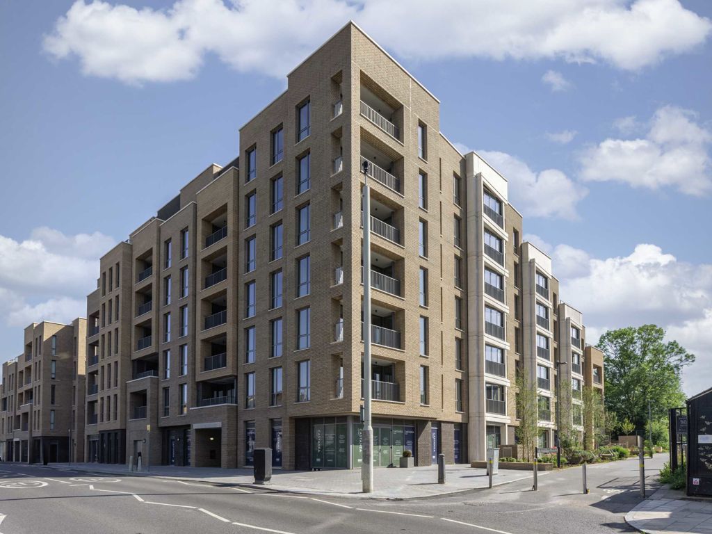 New home, 3 bed flat for sale in Coombe Road, New Malden KT3, £850,000