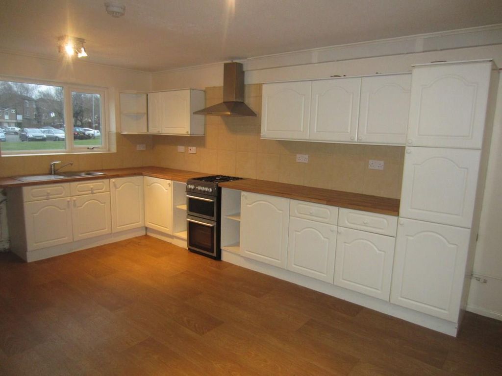 5 bed terraced house to rent in Eyrescroft, Bretton, Peterborough PE3