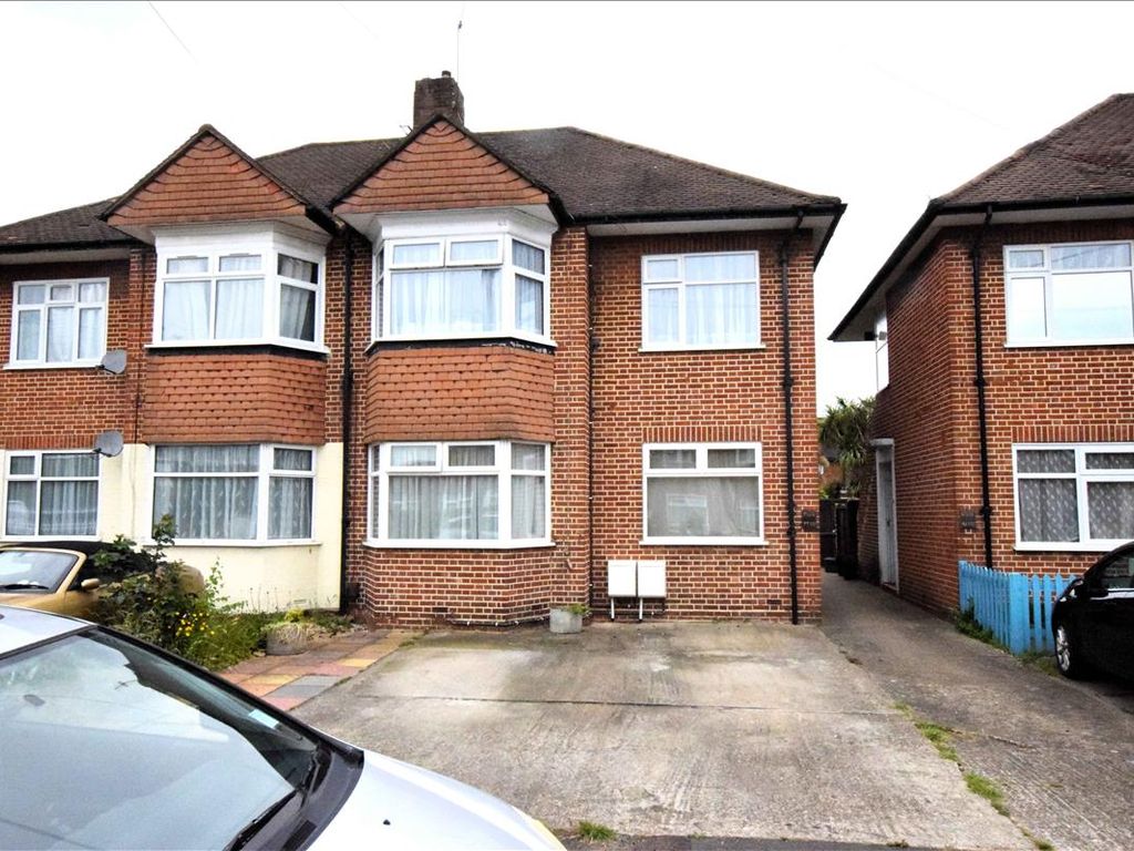 2 bed flat for sale in Amesbury Road, Hanworth, Middlesex TW13, £