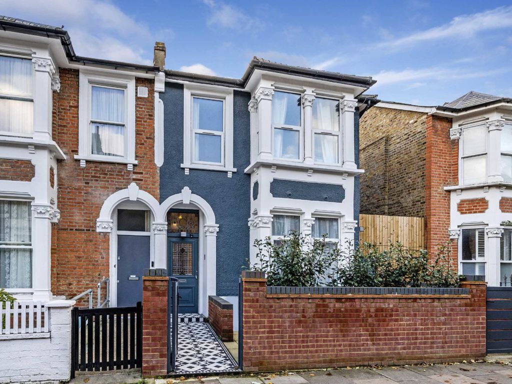 3 bed property for sale in Shaftesbury Road, London N19, £1,200,000