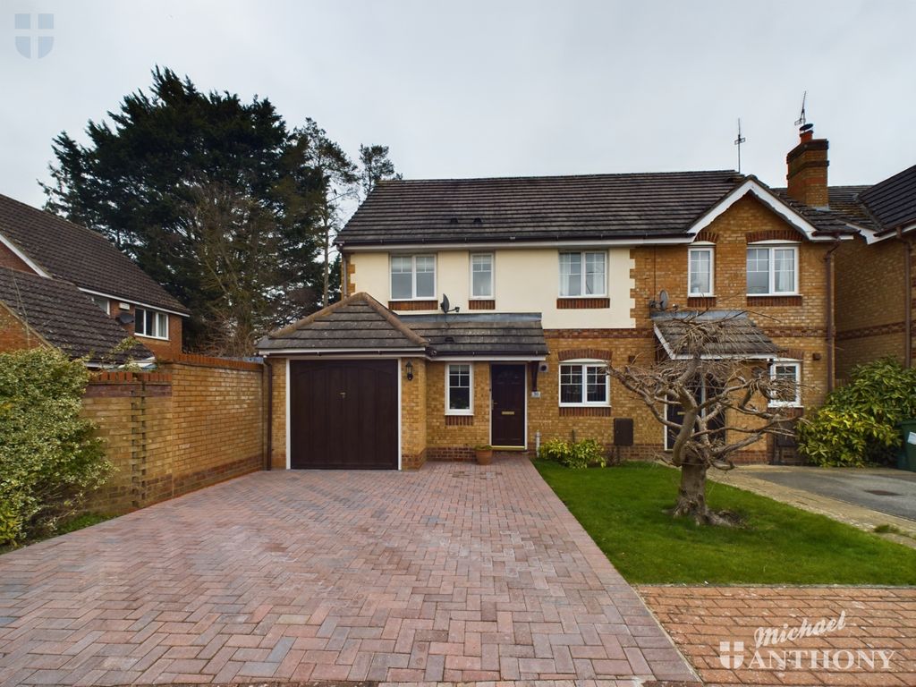 4 bed semidetached house for sale in Rivets Close, Aylesbury HP21, £