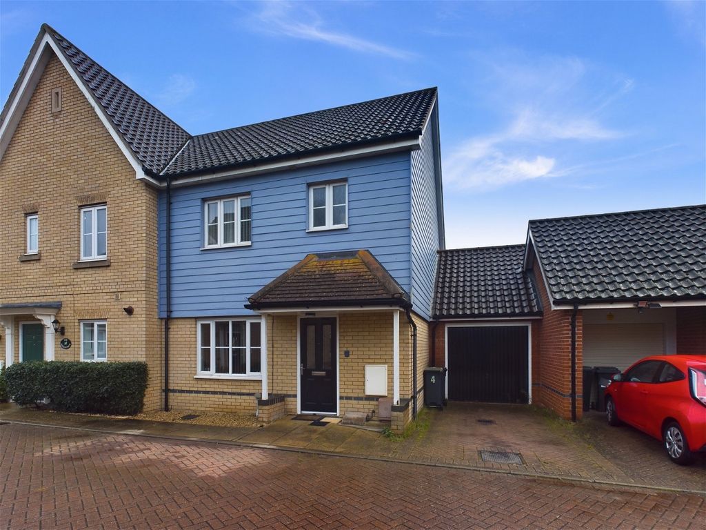 3 bed semidetached house for sale in Greenfinch Close, Stowmarket IP14
