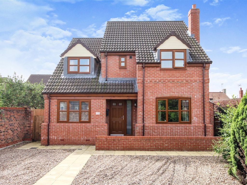 5 bed detached house for sale in Vine Gardens, Bubwith YO8, £400,000